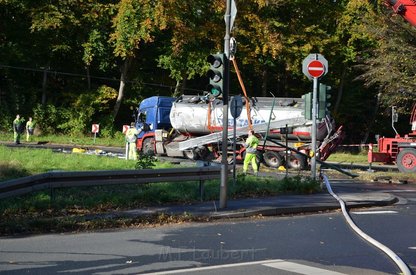 VU Tanklastzug umgestuerzt Huerth Industriestr P421.JPG